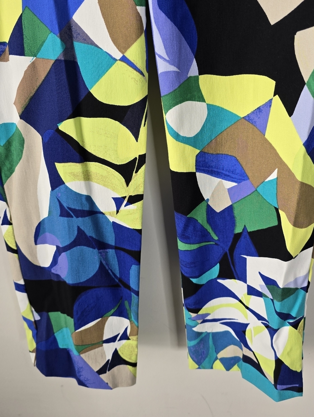 NWT Joseph Ribkoff Cropped Pull on Pants Black/Multi Abstract Print 4 - Picture 3 of 10